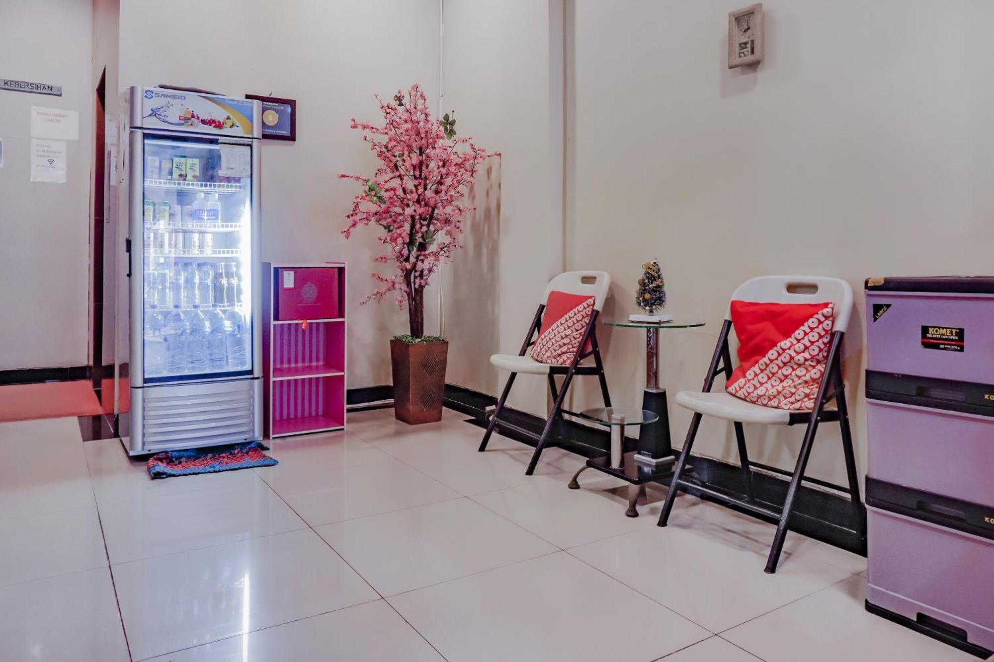 Oyo 117 Blueberry Homestay ジャカルタ エクステリア 写真