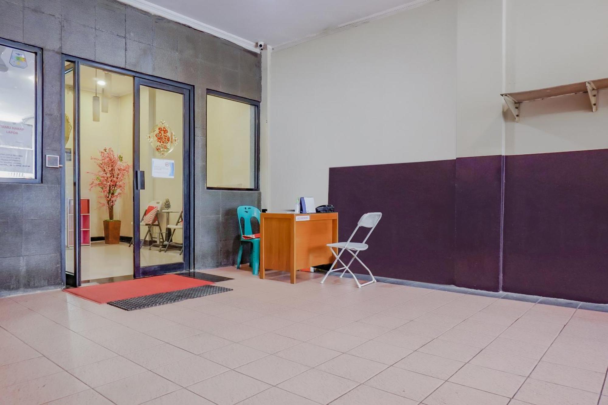 Oyo 117 Blueberry Homestay ジャカルタ エクステリア 写真